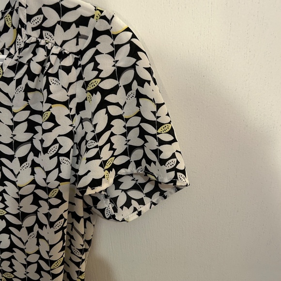 Ricki's Size 0 Petal Print Short Sleeve Blouse - Picture 6 of 9